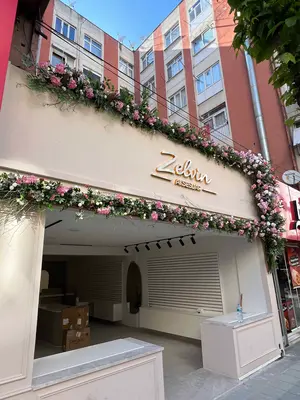 Yapay Çiçek Mağaza Dış Cephe Dekorasyonu sol görünüm