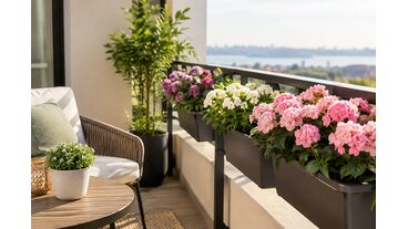 Balkon İ&ccedil;in Yapay &Ccedil;i&ccedil;ek &Ccedil;eşitleri ve Se&ccedil;im Rehberi