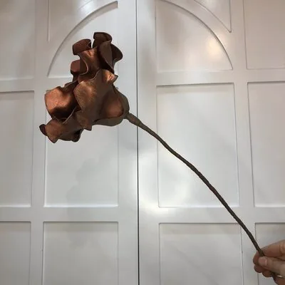 B&uuml;y&uuml;k Zambak &Ccedil;i&ccedil;eği - Koyu Kahverengi Yaldızlı K&ouml;p&uuml;k &Ccedil;i&ccedil;ek - Yapay &Ccedil;i&ccedil;ek