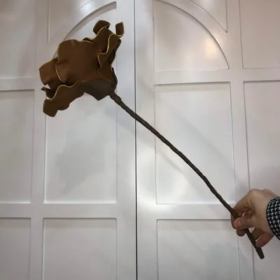 B&uuml;y&uuml;k Zambak &Ccedil;i&ccedil;eği - Kahverengi Altın Yaldızlı K&ouml;p&uuml;k &Ccedil;i&ccedil;ek - Yapay &Ccedil;i&ccedil;ek