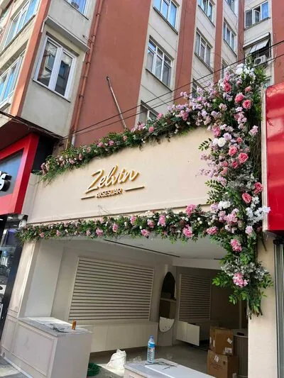 Yapay &Ccedil;i&ccedil;ek Mağaza Dış Cephe Dekorasyonu