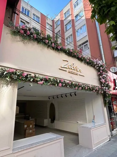 Yapay &Ccedil;i&ccedil;ek Mağaza Dış Cephe Dekorasyonu sol g&ouml;r&uuml;n&uuml;m