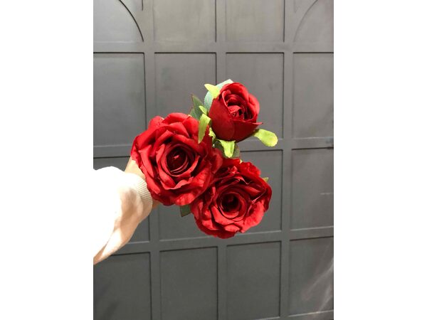 Kırmızı Uzun  Saplı Üçlü Gül Demeti
