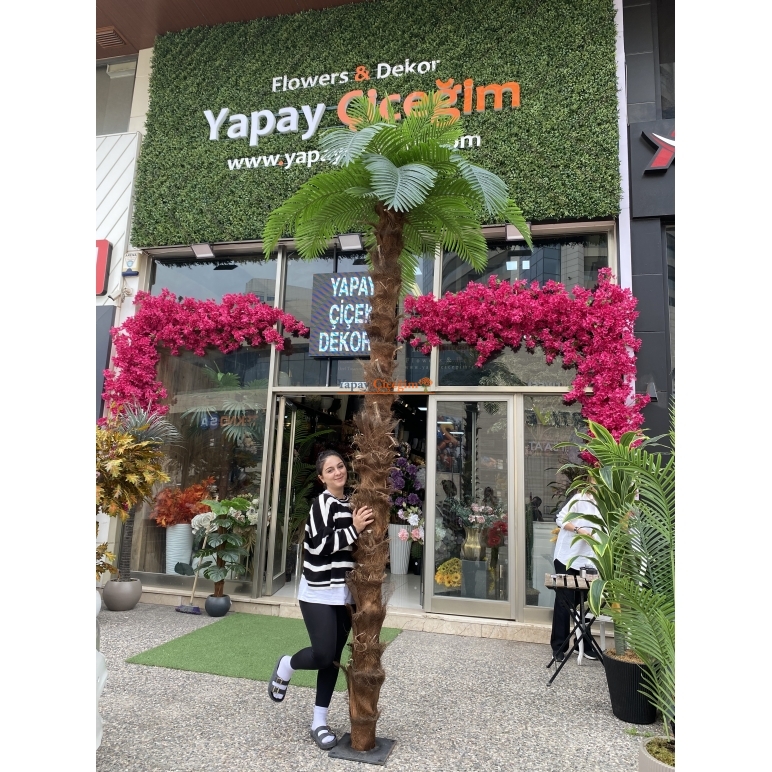 Yapay Palmiye Ağacı dış mekandaki görüntüsü